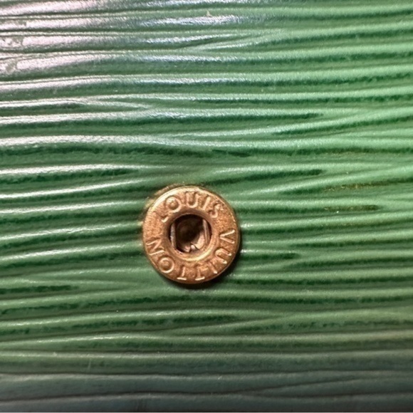 AUTHENTIC Louis Vuitton Monogram 4 ring key holder. Green. - Picture 8 of 14